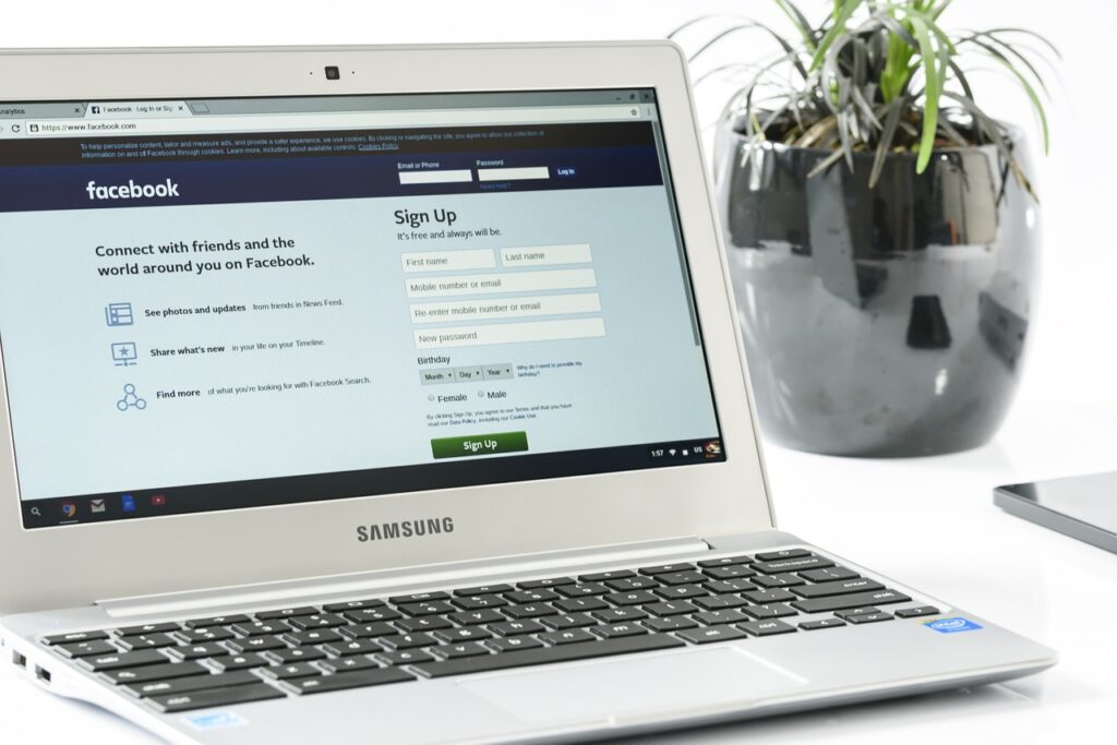 Samsung mini notebook and facebook login page